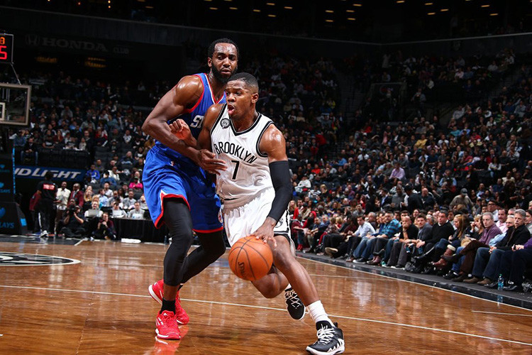 体育博彩网站-布鲁克林篮网队场边明星